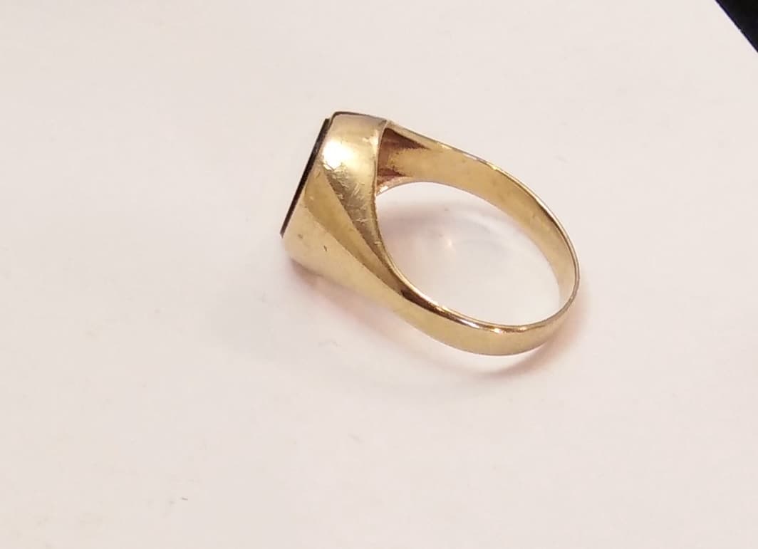 9ct Yellow Gold Onyx Signet Ring